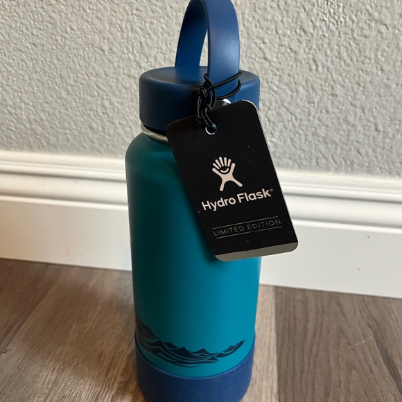 Hydro flask 32 ounce wide with flex cap and boot (escape) in Emerald Blue. - Picture 4 of 8